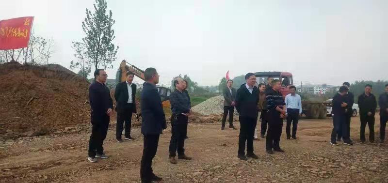 光山縣委書記劉勇前往河南永和建設(shè)集團河川西橋視察工作時勉勵建設(shè)者們“幸福是奮斗出來的”