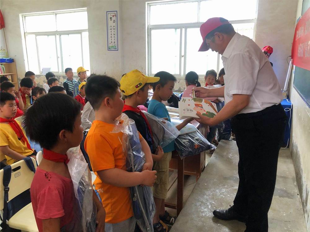 “溫暖童心快樂六一” 河南永和建設(shè)集團(tuán)前往查山鄉(xiāng)小學(xué)開展慰問活動