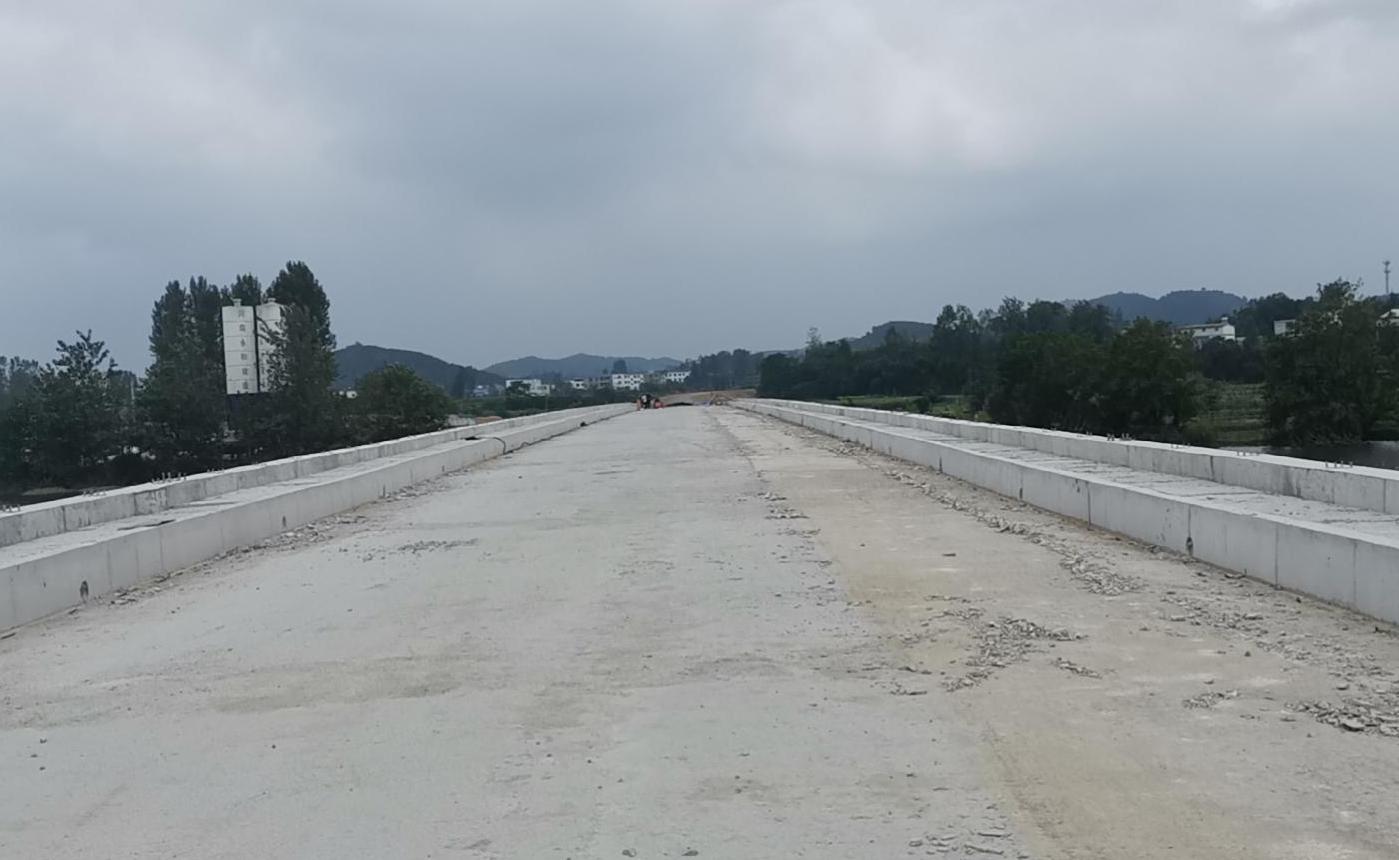 迎難而上?？⒐?鼓足干勁再出發(fā)——集團(tuán)董事長孔德穩(wěn)對(duì)河川西橋工程進(jìn)行檢查指導(dǎo)