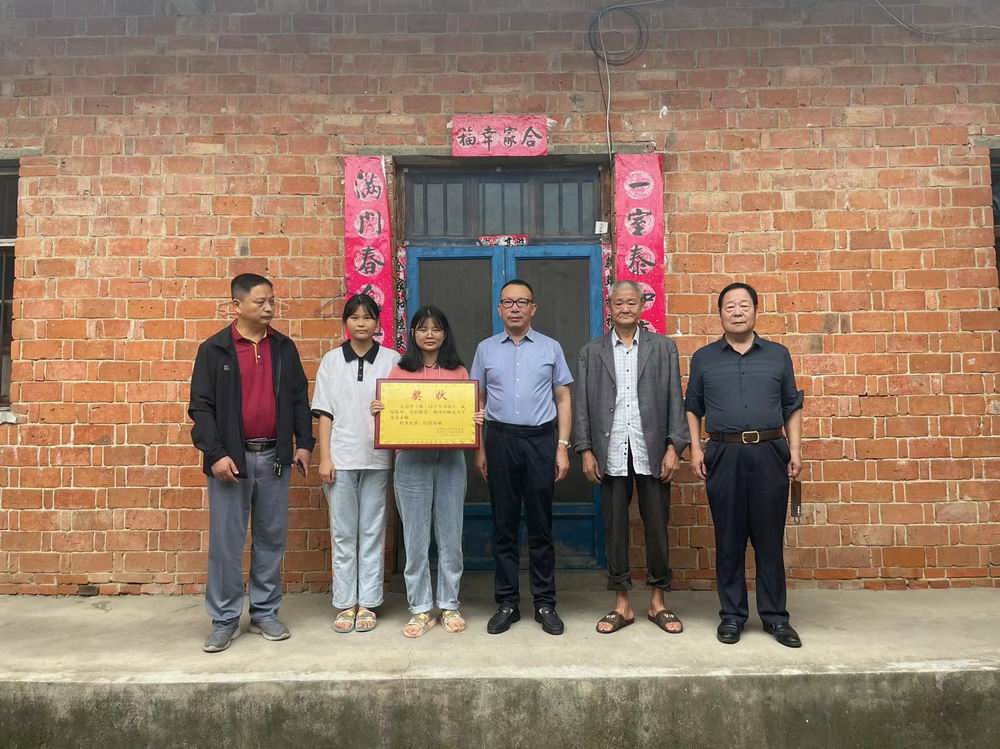 精準(zhǔn)幫扶送溫暖，資助育人暖人心--永和集團(tuán)董事長(zhǎng)走訪慰問貧困大學(xué)生