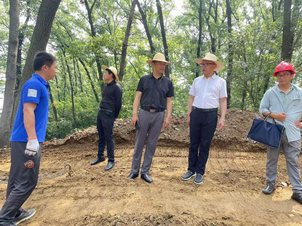 炎炎夏日丨集團(tuán)公司董事長(zhǎng)孔德穩(wěn)深入南灣湖鳥(niǎo)島項(xiàng)目檢查指導(dǎo)工作