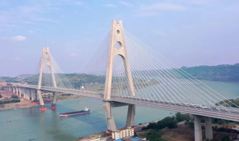 世界首座采用公路和高鐵同層！試驗(yàn)列車駛過臨港公鐵兩用長(zhǎng)江大橋