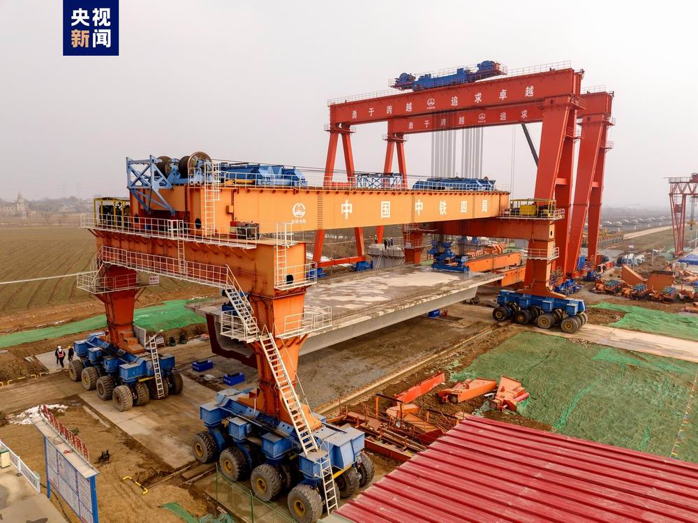 西延高鐵全線最長橋梁富平特大橋首孔箱梁成功架設(shè)