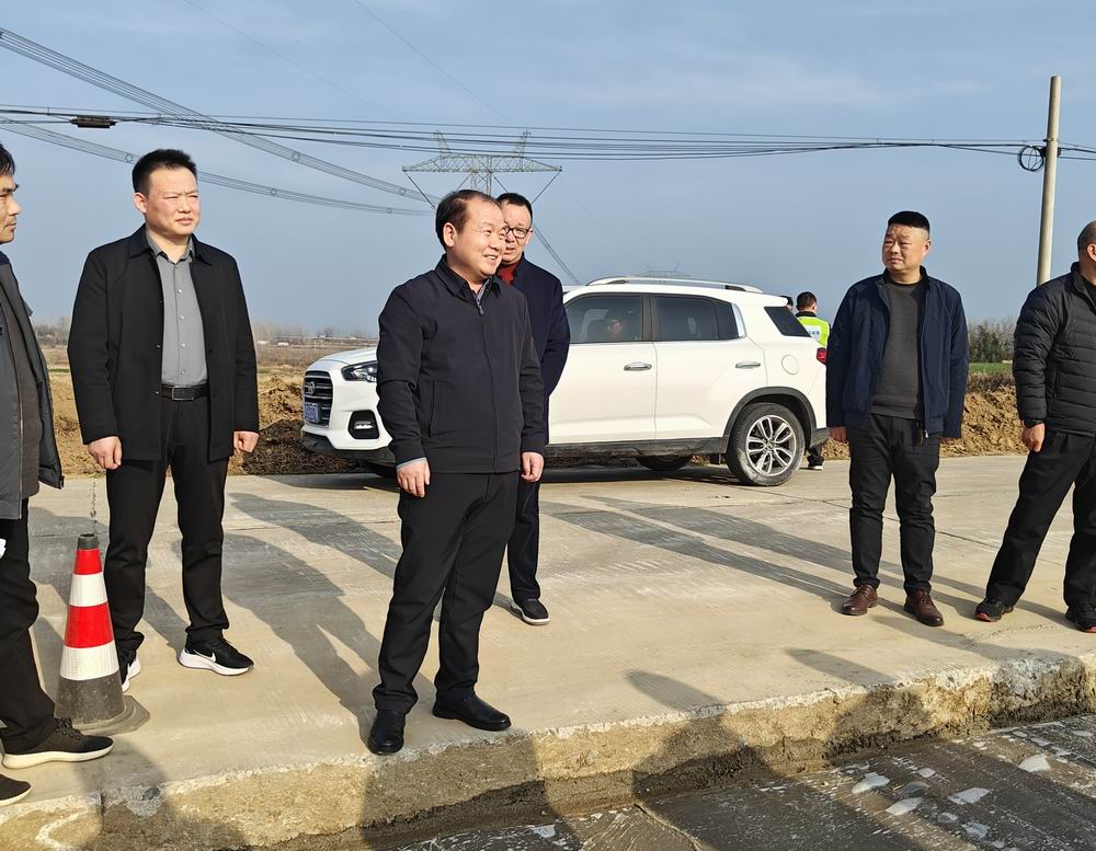 區(qū)長劉慶東視察S335肖王鎮(zhèn)至胡店鄉(xiāng)道路改建工程 督導民生交通項目高效推進_副本